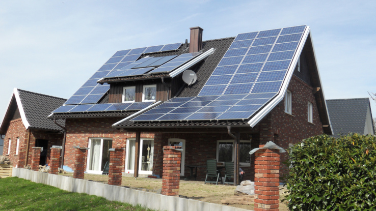 Casa con colectores solares sin proteccion