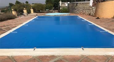 cubiertas-de-piscinas-transitables-azules